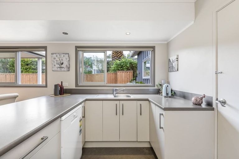 Photo of property in 24 Springtime Crescent, Stanmore Bay, Whangaparaoa, 0932
