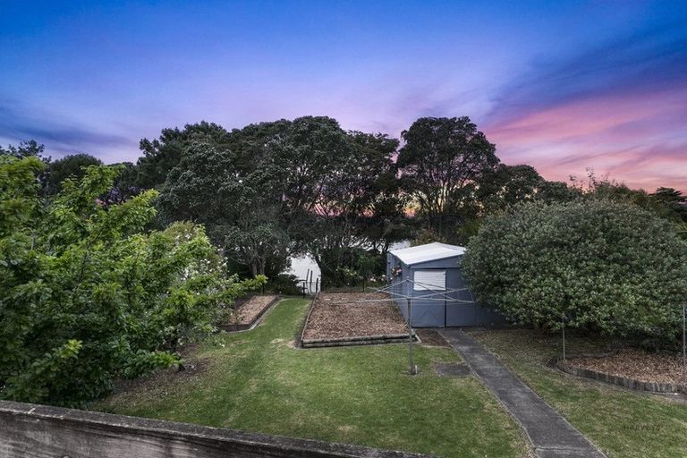Photo of property in 37 Beaubank Road, Kelston, Auckland, 0602