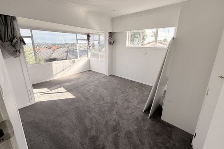 Photo of property in 1/166 East Coast Road, Forrest Hill, Auckland, 0620