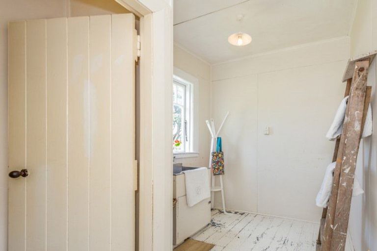 Photo of property in 1-2/6a Pohutukawa Street, Woburn, Lower Hutt, 5010