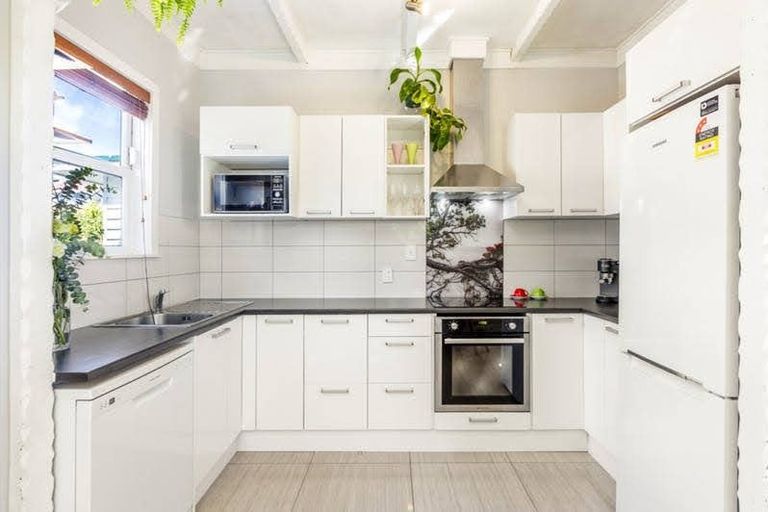 Photo of property in 2/22 Clayburn Road, Glen Eden, Auckland, 0602