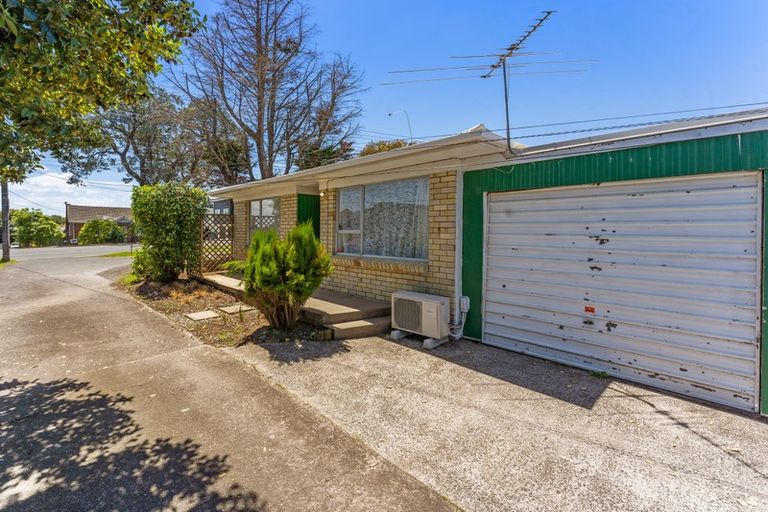 Photo of property in 1/4046 Great North Road, Glen Eden, Auckland, 0602