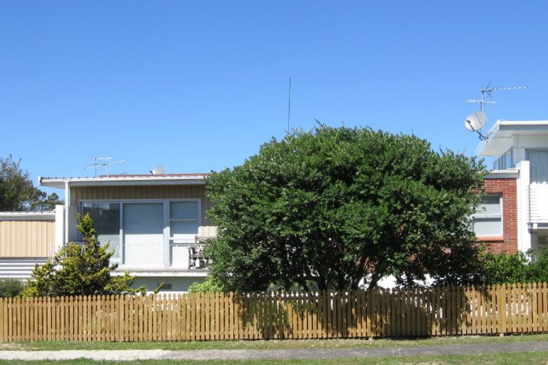 Photo of property in 1/33 Castor Bay Road, Castor Bay, Auckland, 0620