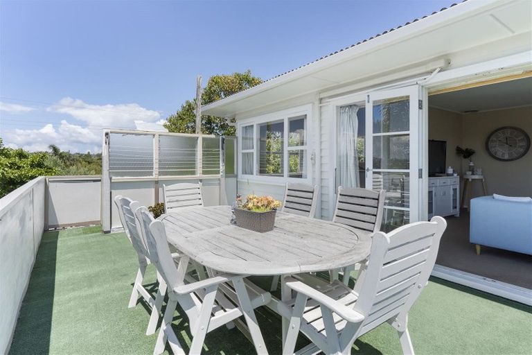 Photo of property in 16 Edgeworth Road, Glenfield, Auckland, 0629
