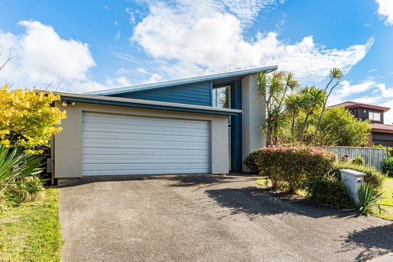 Photo of property in 6 Routeburn Avenue, Aotea, Porirua, 5024