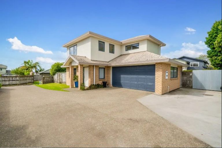 Photo of property in 14 Watervista Place, Mangere Bridge, Auckland, 2022