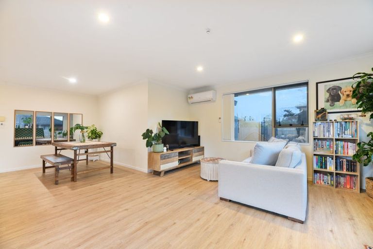 Photo of property in 8 Woodbank Drive, Glen Eden, Auckland, 0602