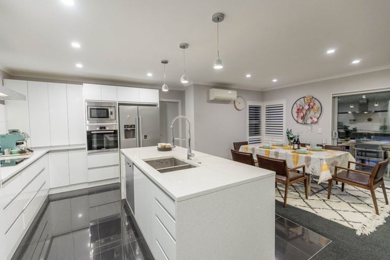 Photo of property in 202 Westchester Drive, Churton Park, Wellington, 6037