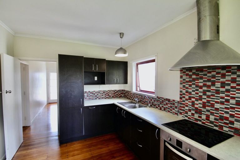 Photo of property in 28 Binsted Road, New Lynn, Auckland, 0600