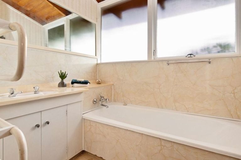 Photo of property in 112 Tiroroa Avenue, Te Atatu South, Auckland, 0610