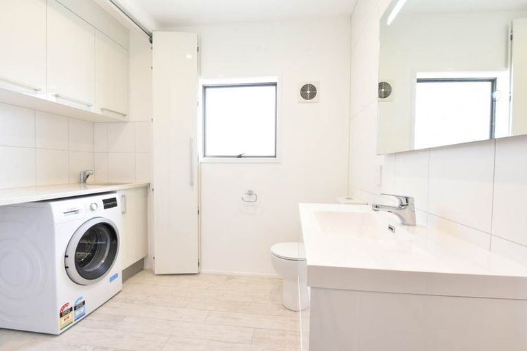 Photo of property in 1/17 Mizpah Road, Waiake, Auckland, 0630