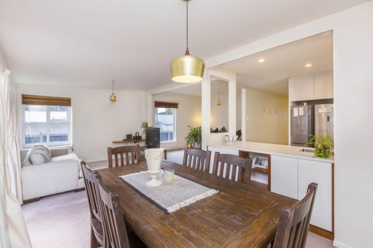 Photo of property in 64 Pinehaven Road, Pinehaven, Upper Hutt, 5019