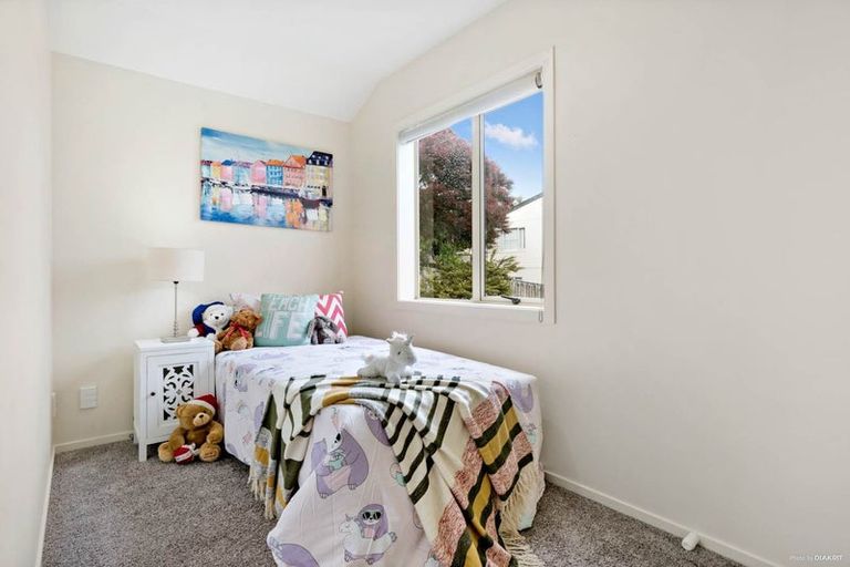 Photo of property in 2/24 Fields Parade, Oteha, Auckland, 0632