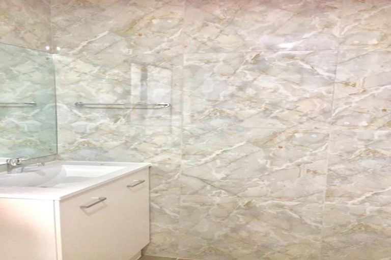 Photo of property in 18 Cliff View Drive, Green Bay, Auckland, 0604