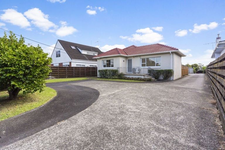 Photo of property in 1/137 Shakespeare Road, Milford, Auckland, 0620