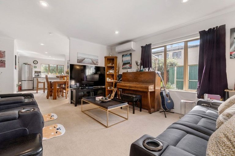 Photo of property in 27 Roy Douglas Place, Favona, Auckland, 2024