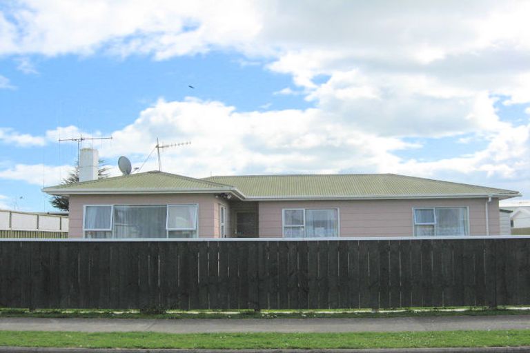 Photo of property in 18 Solway Street, Levin, 5510