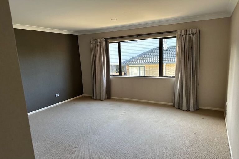 Photo of property in 5 Gibbston Crescent, Flat Bush, Auckland, 2016