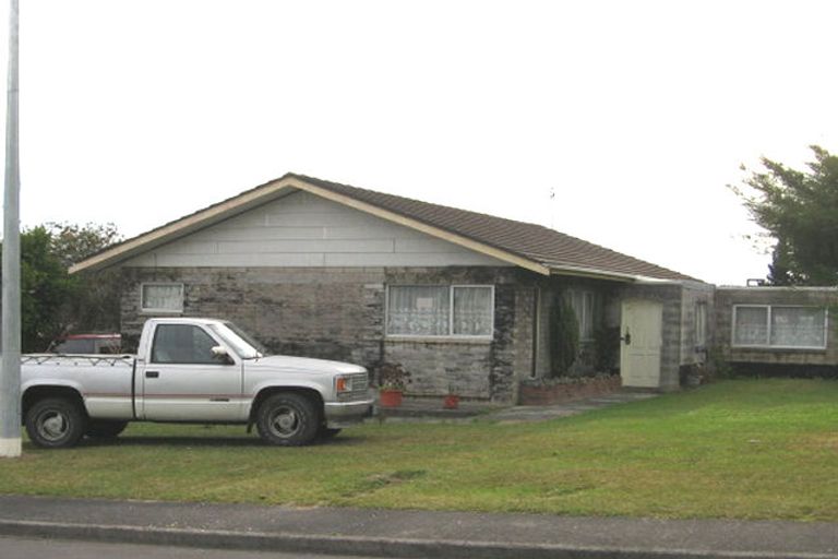 Photo of property in 37 Fitzherbert Avenue, West Harbour, Auckland, 0618