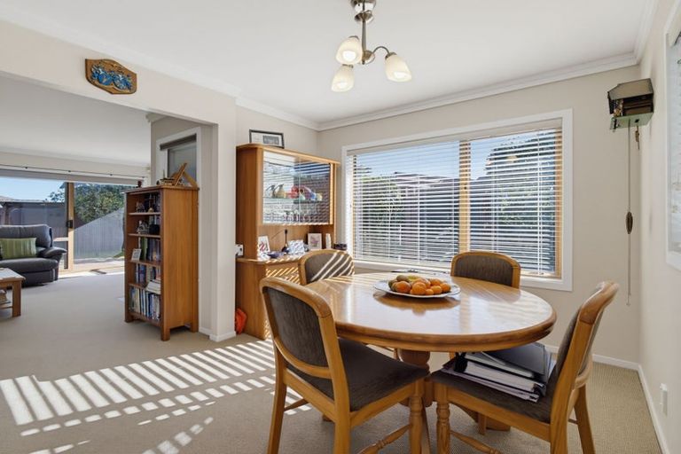 Photo of property in 2/18 Glengowan Place, Conifer Grove, Takanini, 2112