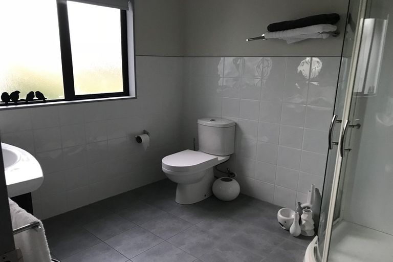 Photo of property in 47 Sunset Road, Totara Vale, Auckland, 0632