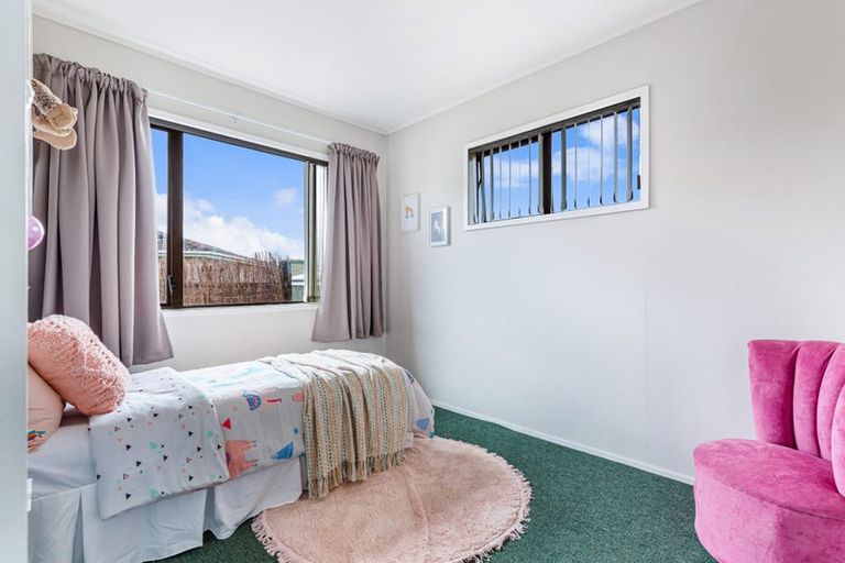 Photo of property in 2/16 Glenhaven Place, Te Atatu Peninsula, Auckland, 0610