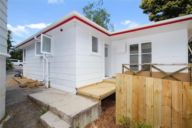 Photo of property in 16 Parrs Cross Road, Henderson, Auckland, 0612