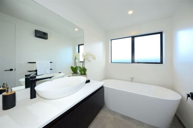 Photo of property in 10 Little Gem Road, Hornby, Christchurch, 8025