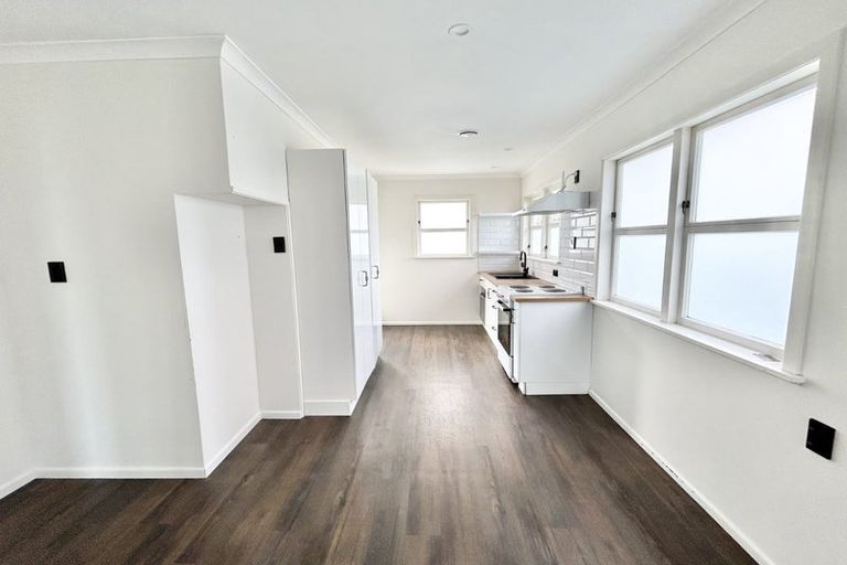 Photo of property in 32 Queenwood Road, Levin, 5510