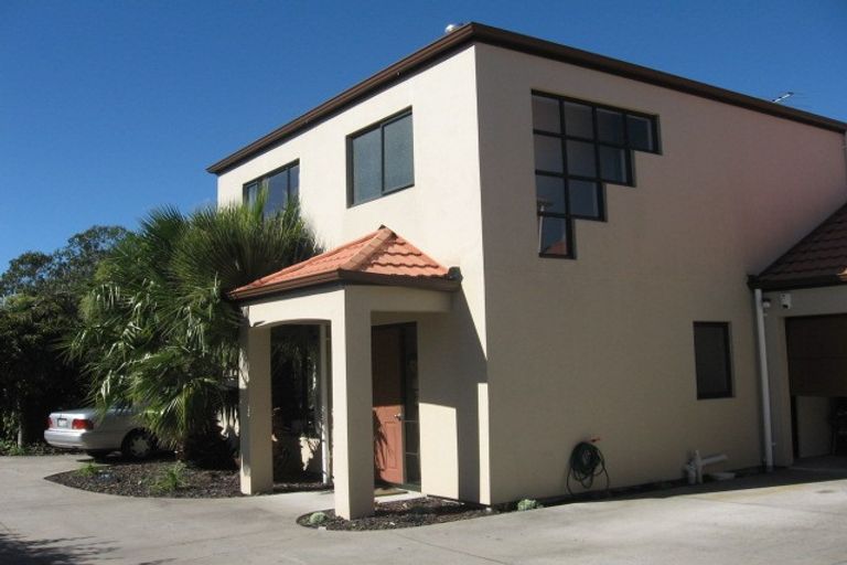 Photo of property in 8 Fiesta Drive, Half Moon Bay, Auckland, 2012