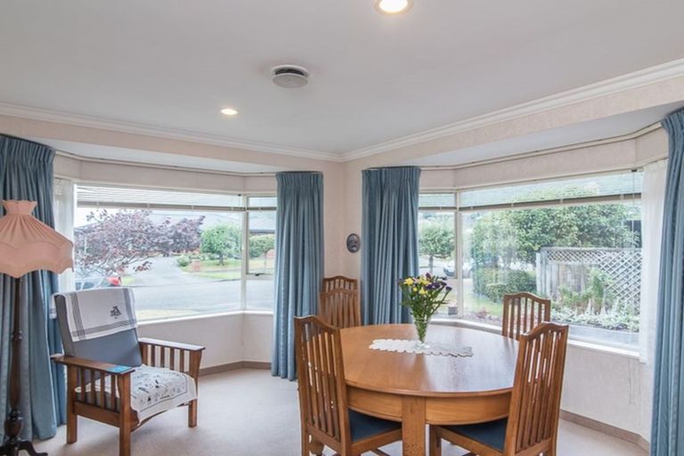 Photo of property in 22 Cranbrook Grove, Waikanae, 5036