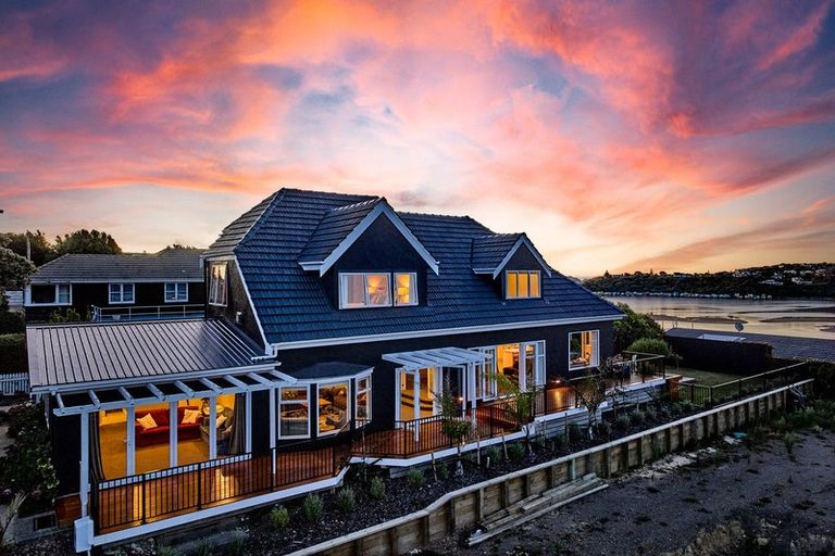 Photo of property in 53 Seaview Road, Paremata, Porirua, 5024