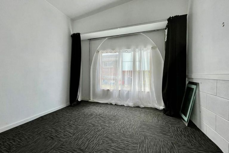 Photo of property in 1/17 Ashbourne Place, Glendene, Auckland, 0602