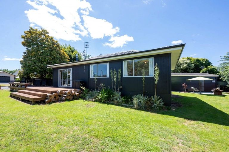 Photo of property in 17 Irwin Place, Kinloch, Taupo, 3377