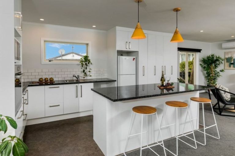 Photo of property in 1/48 Waimumu Road, Massey, Auckland, 0614