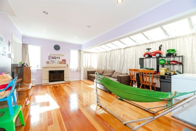 Photo of property in 9 Stephen Avenue, Henderson, Auckland, 0610