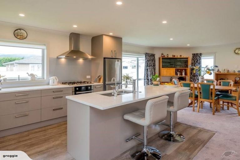 Photo of property in 2 Bridford Way, Paraparaumu, 5032