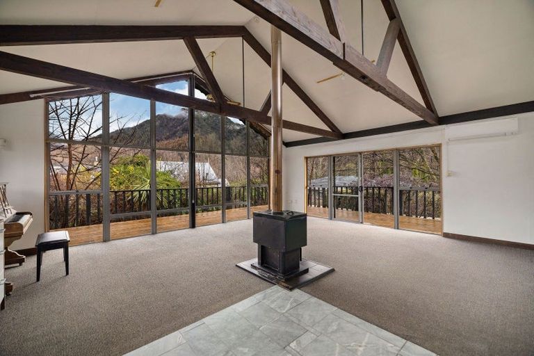 Photo of property in 6 Merioneth Street, Arrowtown, 9302