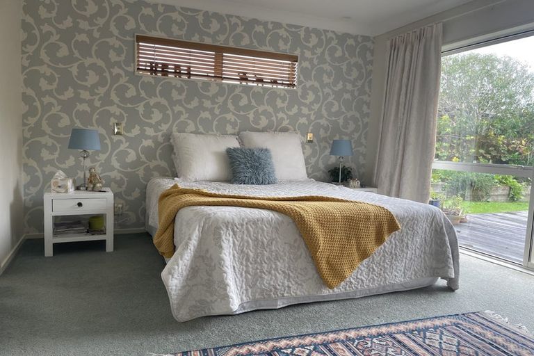 Photo of property in 6 Esther Place, Red Beach, 0932