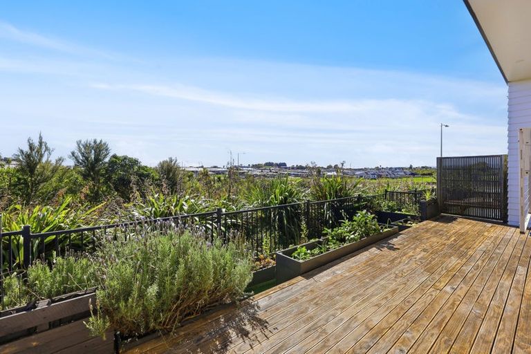 Photo of property in 25 Tuuhura Road, Pukekohe, 2120