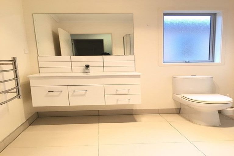 Photo of property in 20 Exeter Place, Unsworth Heights, Auckland, 0632