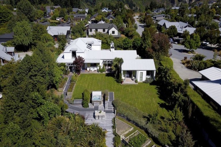 Photo of property in 32 Amber Close, Arthurs Point, Queenstown, 9371