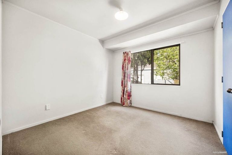Photo of property in 2/878 East Coast Road, Northcross, Auckland, 0630