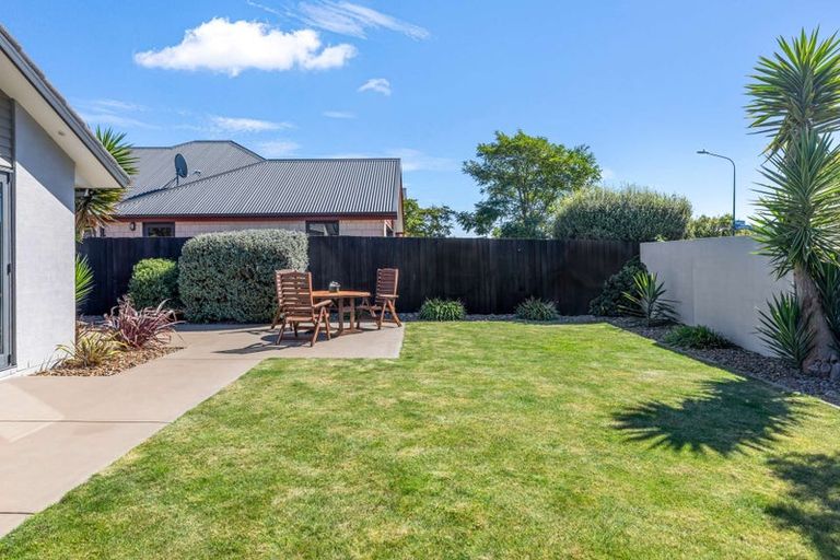 Photo of property in 27 Foresters Crescent, Parklands, Christchurch, 8083