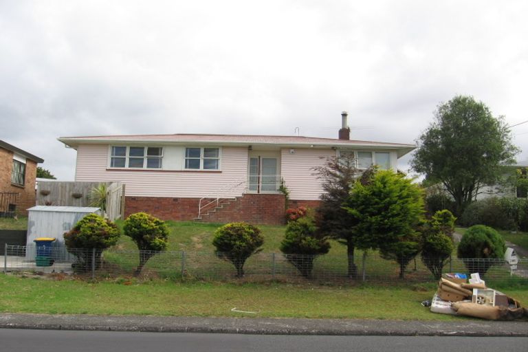 Photo of property in 2 Kelwyn Road, Kelston, Auckland, 0602