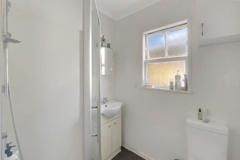 Photo of property in 15 Raleigh Road, Northcote, Auckland, 0627