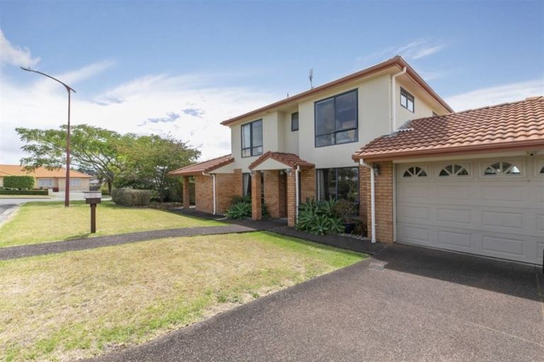 Photo of property in 2 Berkshire Terrace, Massey, Auckland, 0614