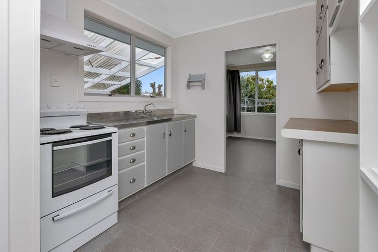 Photo of property in 10 Gannet Place, One Tree Point, 0118
