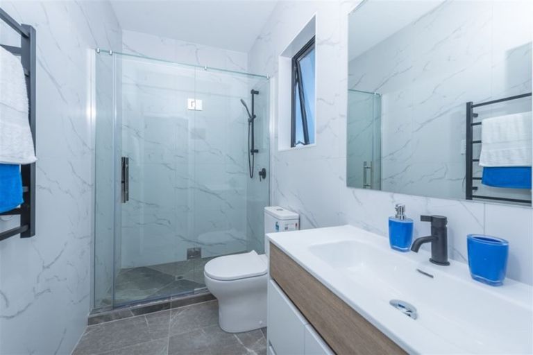 Photo of property in 12 Vinistra Road, Kumeu, 0810