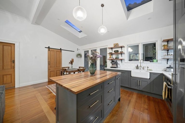 Photo of property in 240 Sutherland Road, Lyall Bay, Wellington, 6022